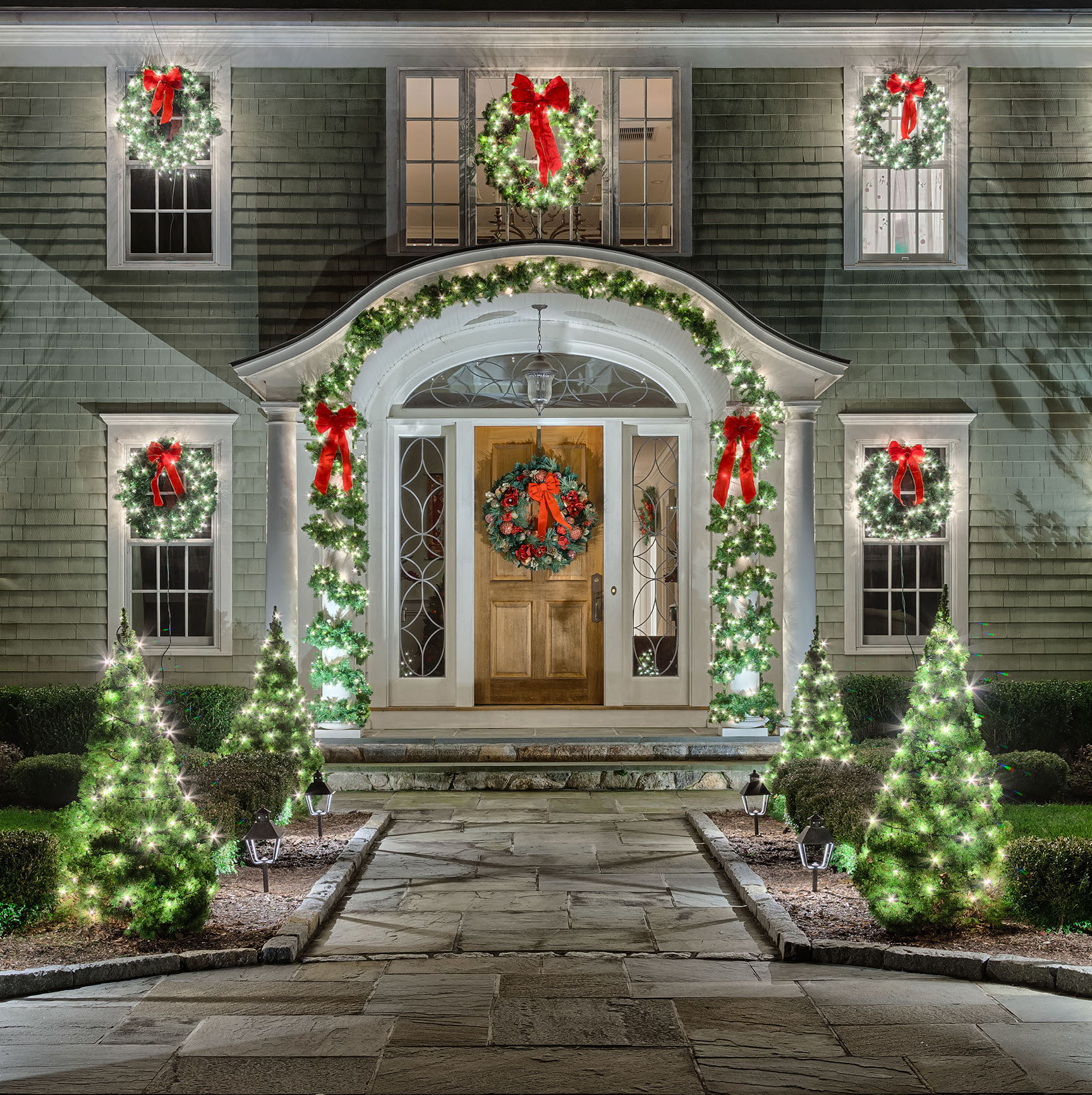 professional holiday decoration installation